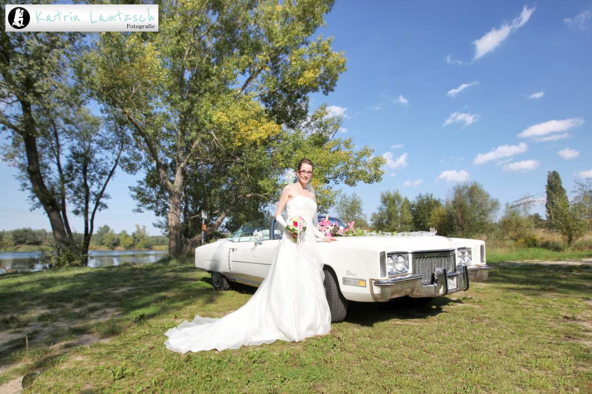 Fotoshooting mit Hochzeitsauto mit Brautpaar